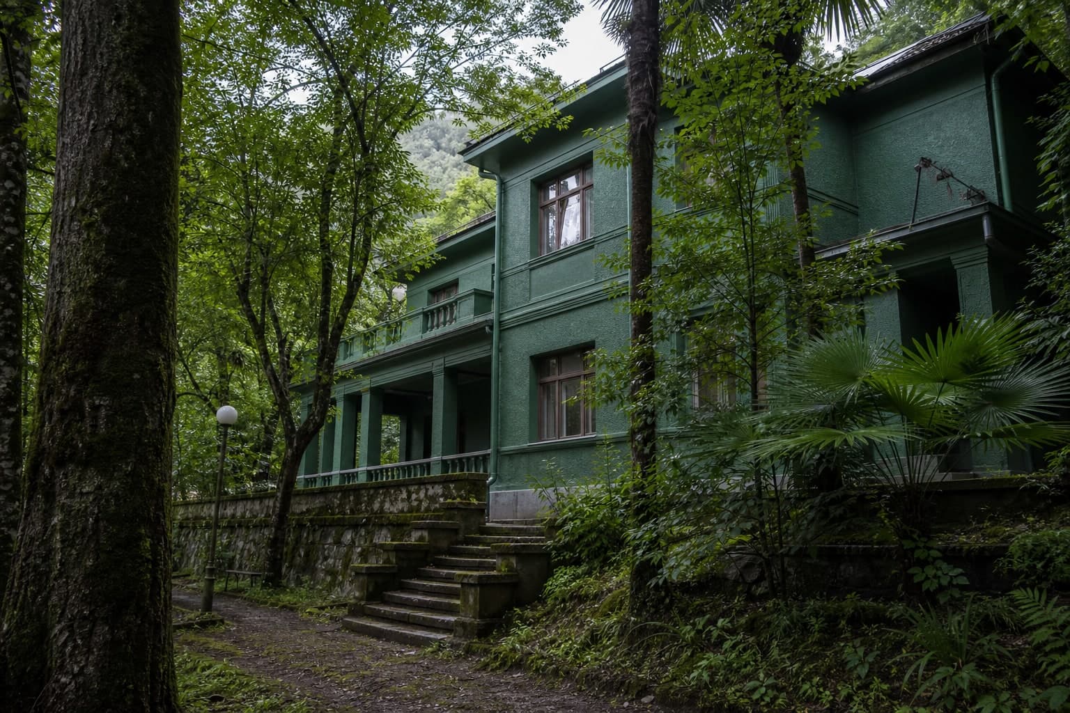 Old house among greenery: tree shade and the feeling of a hidden city place (illustrative).